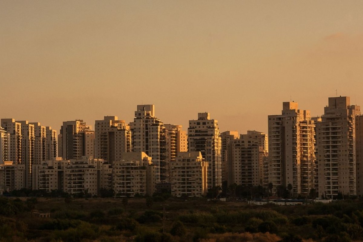 Kentsel dönüşüm, yalnızca bir bina yıkıp yerine yenisini yapmak değildir. Bu süreç; teknik, hukuki ve sosyal birçok boyutu olan, çok yönlü bir organizasyon gerektirir.