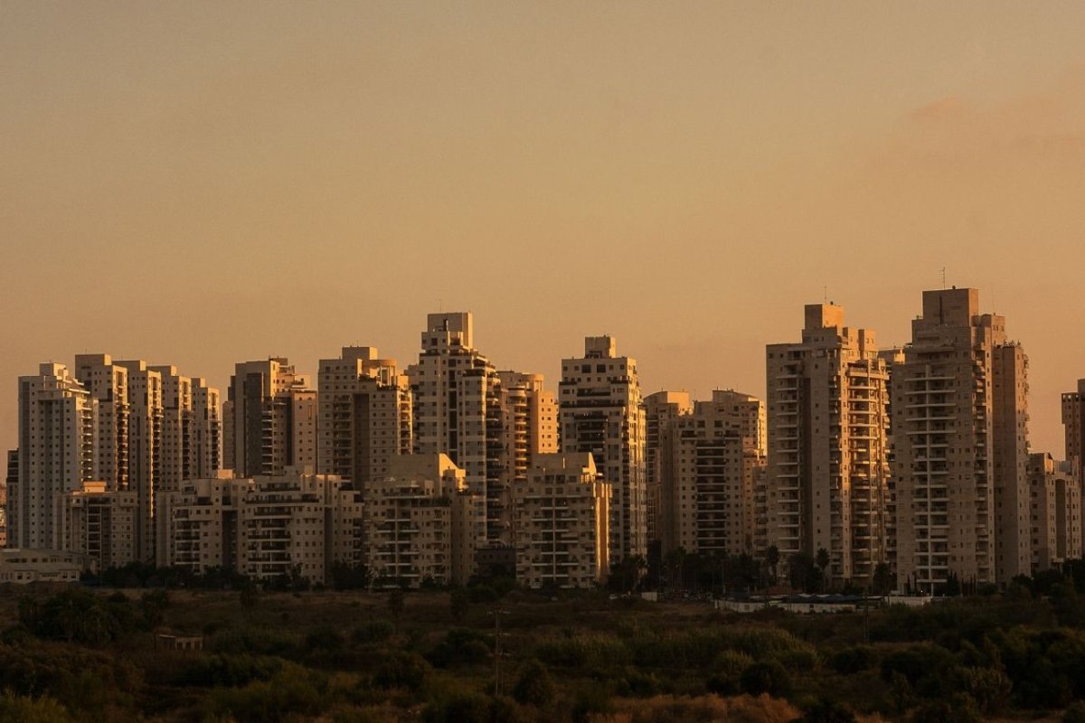 Kentsel dönüşüm, yalnızca bir bina yıkıp yerine yenisini yapmak değildir. Bu süreç; teknik, hukuki ve sosyal birçok boyutu olan, çok yönlü bir organizasyon gerektirir.